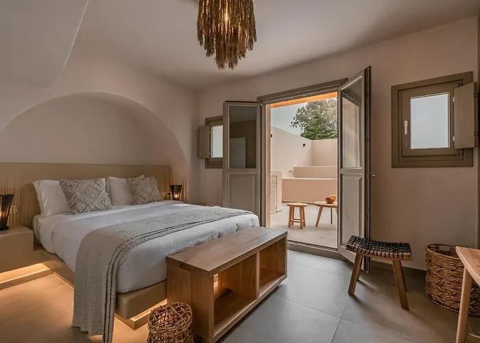 Living Moments Fira (Santorini)