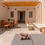 Living Moments ثيرا